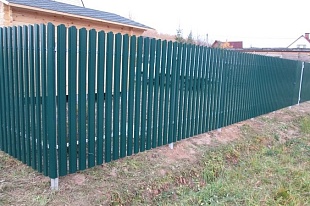 Штакетник металлический П-образный 105мм окрашенный