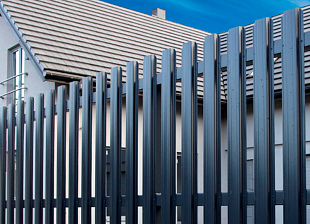 Штакетник металлический П-образный 105мм окрашенный